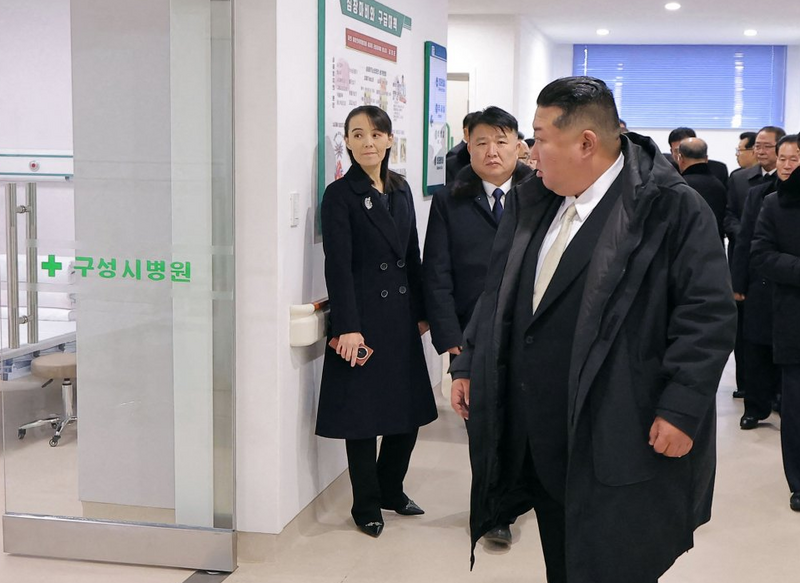 畫面曝!金與正手持疑中國製旗艦折疊機 違背聯合國制裁