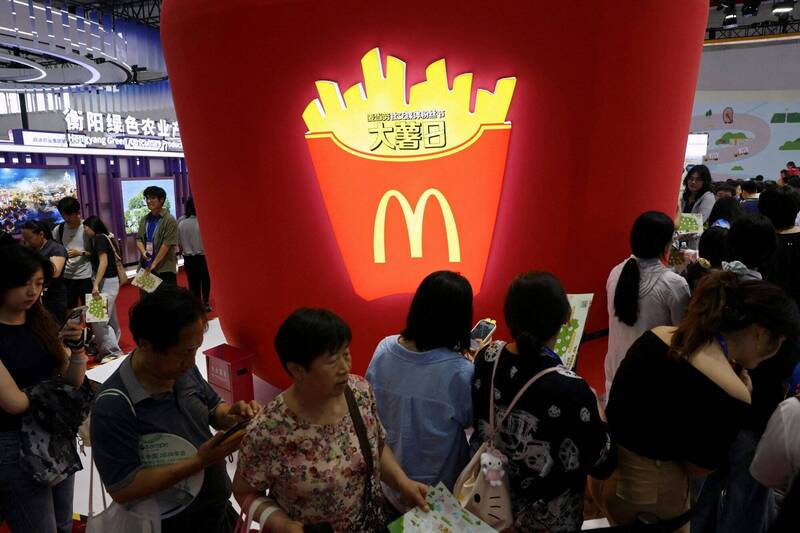 中國麥當勞「窮鬼套餐」點雙吉堡漲價4元 民眾悲喊太貴了