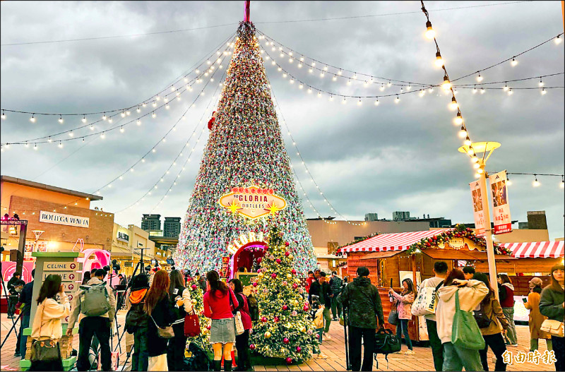 桃園耶誕氣氛濃 遊行逛市集、看「飄雪」耶誕樹