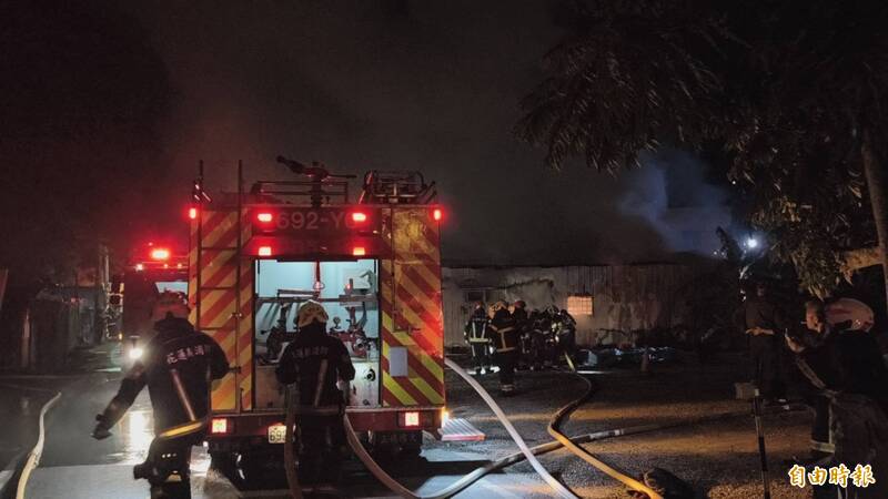 花蓮吉安鐵皮工廠暗夜大火 疑充電池起火屋主急逃生