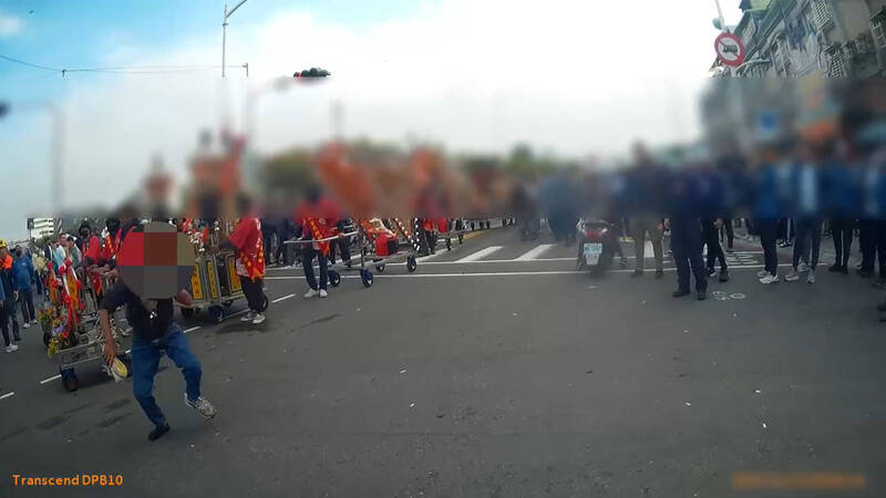 王男拿著脫下的鞋子朝派出所所長丟擲。（民眾提供）