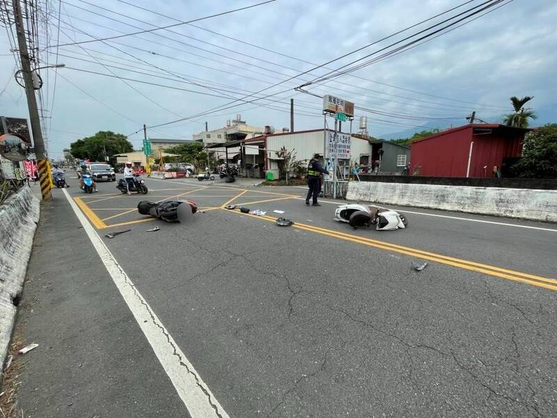 屏科大週邊道路昨天發生一起離譜車禍，後車過路口時不看路竟疑似和友人打招呼，直接撞上前車，現場是一片狼藉。（警方提供）