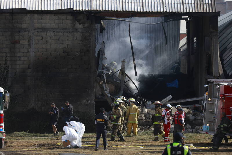 墨西哥小型飛機墜毀已知7死 130人急撤