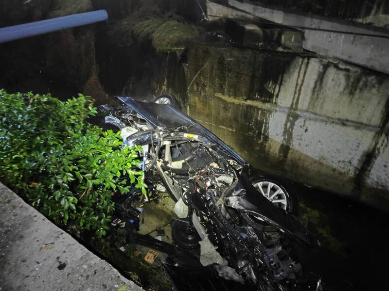 林姓年輕男子駕駛轎車自撞路邊外側護欄及電線桿後衝入水溝。（中埔警分局提供）
