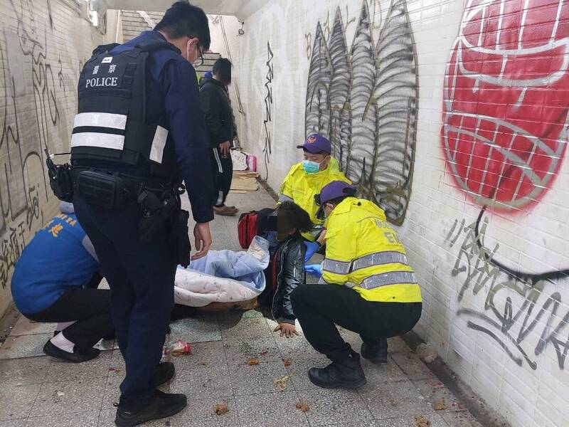 街友倒臥地下道 中壢警通報社政資源、啟動強制就醫妥善安置