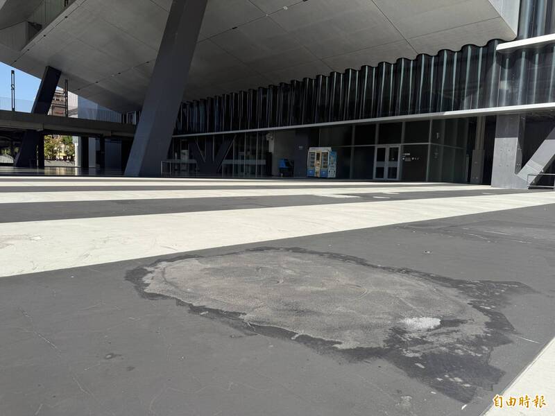 北藝中心戶外滿是坑洞!修補出現「色差」 議員批毀國際形象