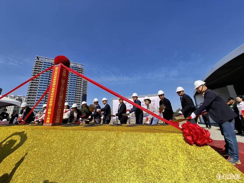 國科會和高市府今天上午11點舉行高科實中新校舍動土典禮，包括國科會產學處長林德生、高市副市長林欽榮、南科管理局副局長林秀貞等人共同執鏟。（記者蘇福男攝）