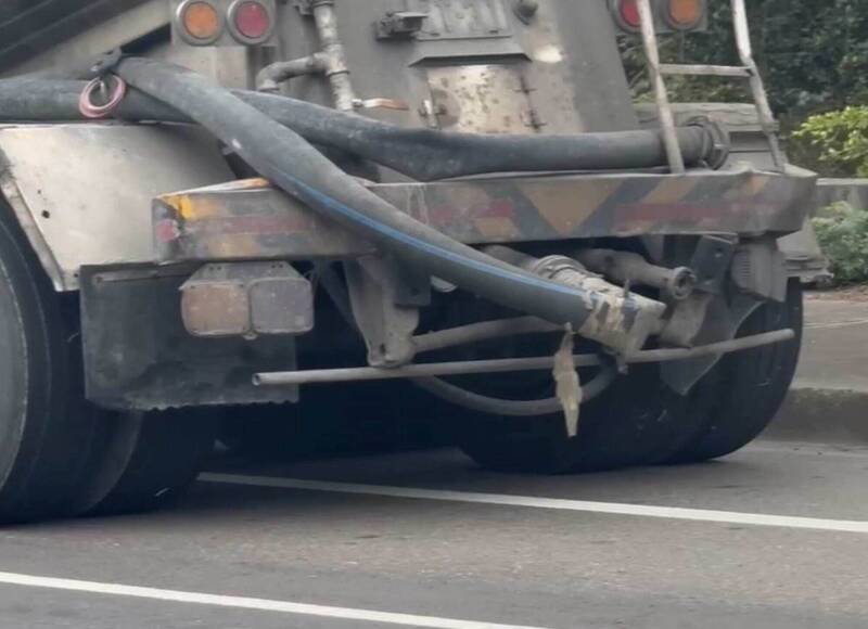 国1彰化系统交流道撒满钉子，半联结车后轮扎满钉子。（图由民众提供）