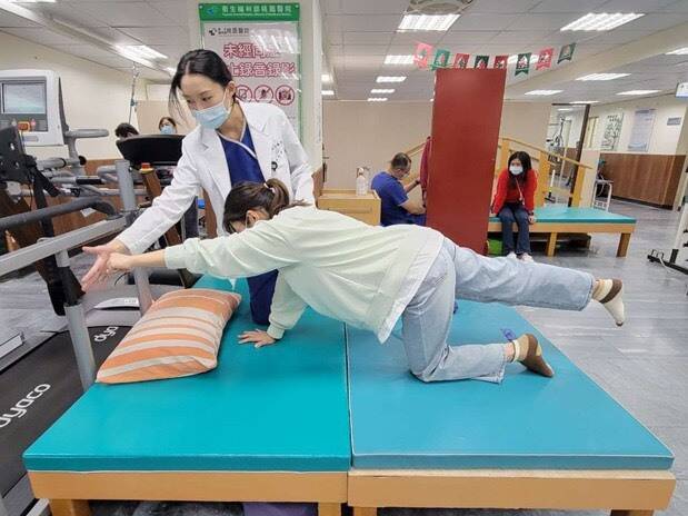 初次尋職青年就業補助最高4.8萬 待業女大生搖身變物理治療師