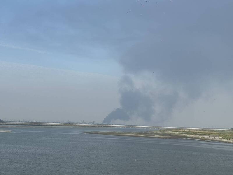 濃煙竄天際!高雄大發工業區大火 屏東都能目擊