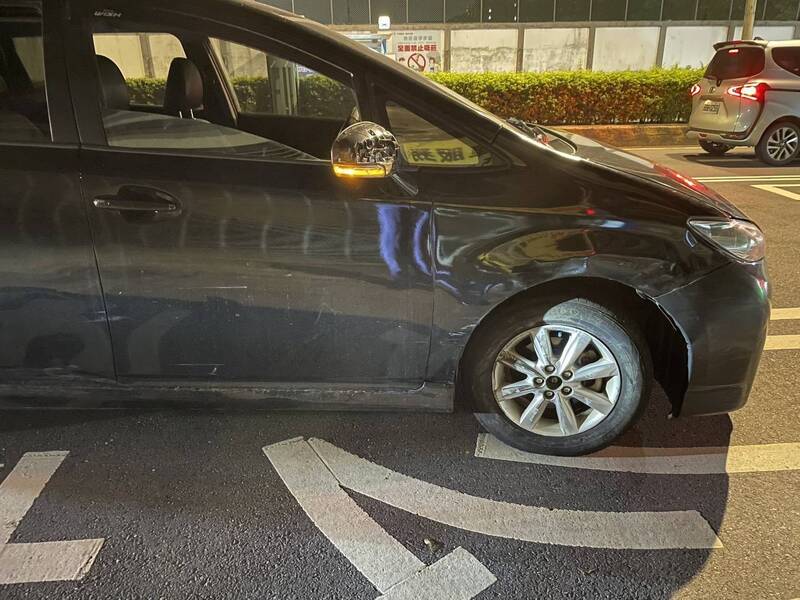 林姓老翁驾驶黑色丰田轿车疑似未注意路况，擦撞一辆停放于车库前的白色马自达轿车，事后未停车处理便驶离现场。（警方提供）
