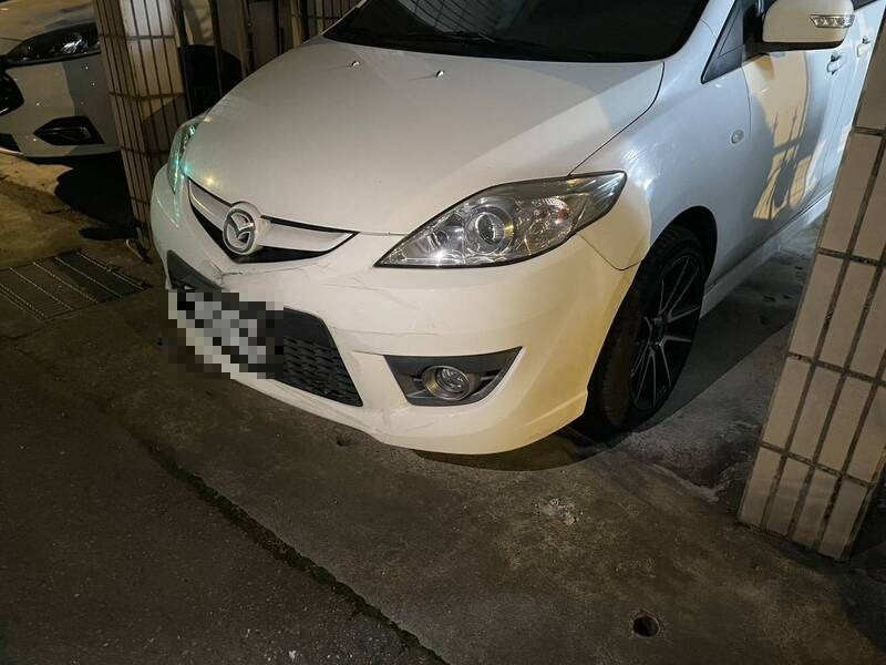 林姓老翁驾驶黑色丰田轿车疑似未注意路况，擦撞一辆停放于车库前的白色马自达轿车，事后未停车处理便驶离现场。（警方提供）