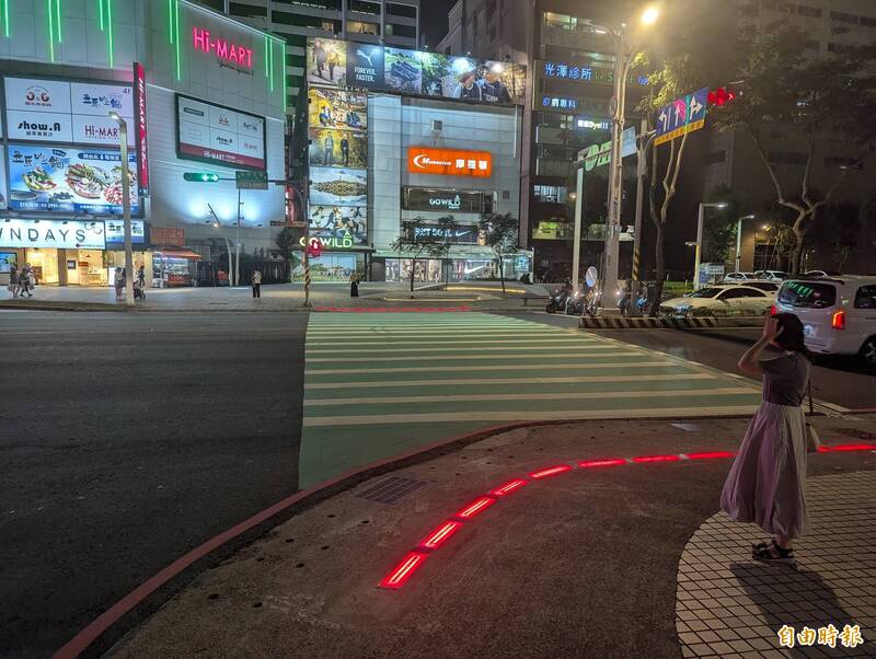 为提升行人穿越路口的安全，新北市交通局9月起在人潮众多、行人密集的板桥府中捷运站1号出口试办「行人地面警示灯」。（记者罗国嘉摄）