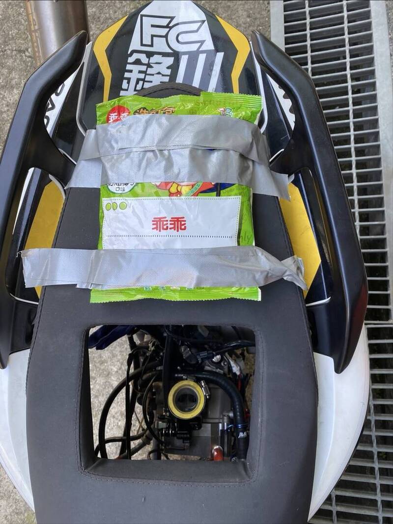 无牌拼装车上绑系1包绿色乖乖。（记者余瑞仁翻摄）