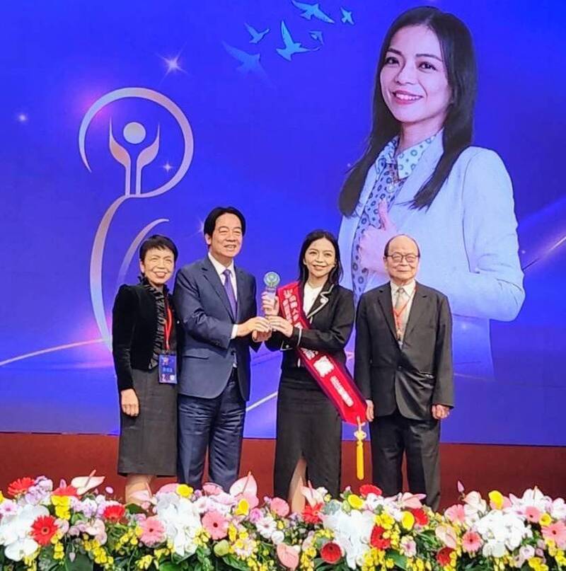 台北地检署主任检察官张静薰（右二）获「公务人员杰出贡献奖」个人奖殊荣，总统赖清德（左二）颁奖表扬。（北检提供）