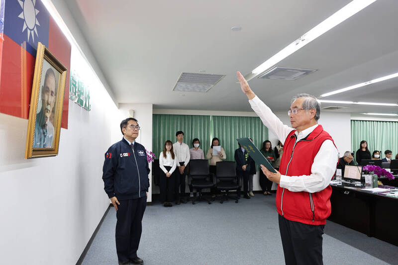 消防局新任局长就职典礼今日于市政会议举行，由新任局长杨宗林（右）宣誓就职，市长黄伟哲（左）担任监誓人。（台南市府提供）