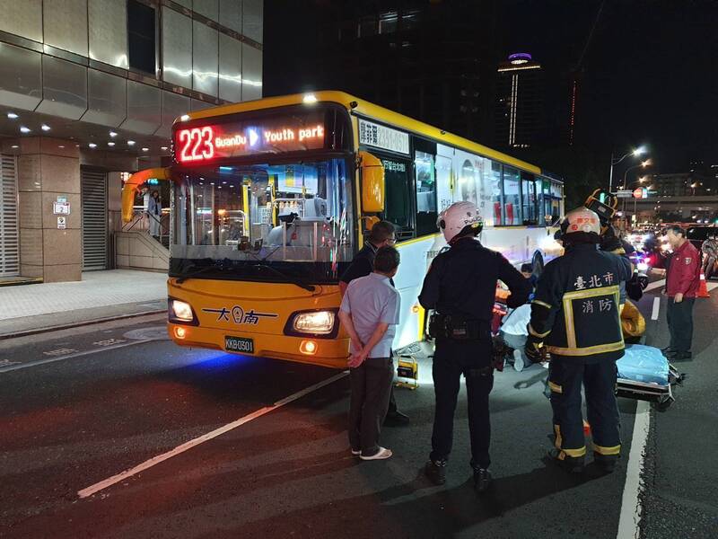 疑視線死角! 七旬女單車騎士北車前過馬路 慘遭公車捲入車底不治