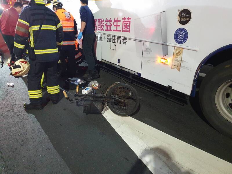 公车与脚踏车女骑士发生交通事故。（记者王冠仁翻摄）