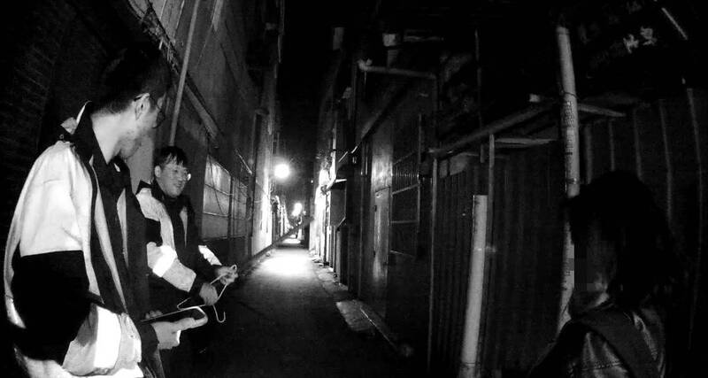 女大生趕公車鞋子誤入排水孔掉了……楊梅警靠2物巧手救鞋