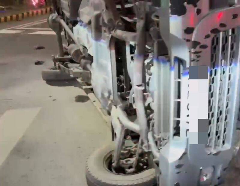 汽车翻覆路面。（澎湖县政府消防局提供）