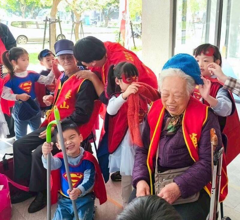 小超人公益行動溫暖孤老寒冬 葡萄王生技捐30萬元拋磚引玉號召民眾響應