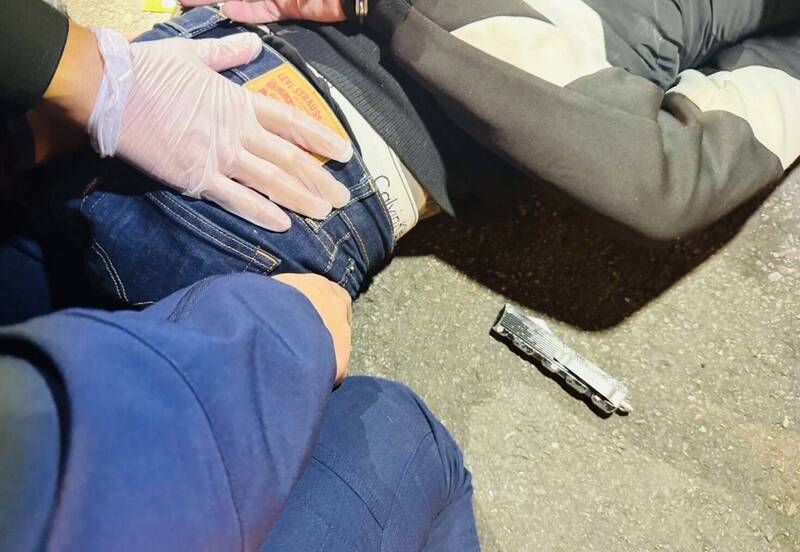 醉男碰撞口角掏刀刺對方腹部險奪命 幸逃過死劫