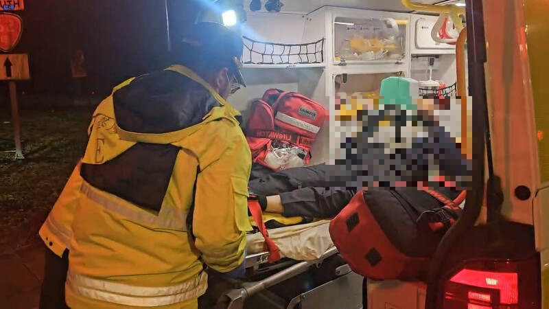 消防队员将OHCA驾驶送往医院抢救。（记者吴升儒翻摄）