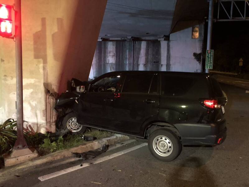 基隆深夜驚傳嚴重車禍 1人失去生命徵象搶救中