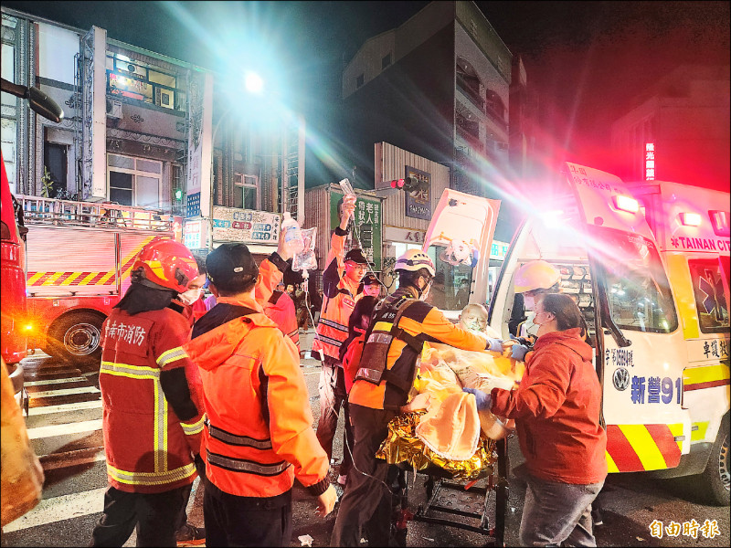 新營鬧區傳氣爆 鐵捲門被炸開2傷