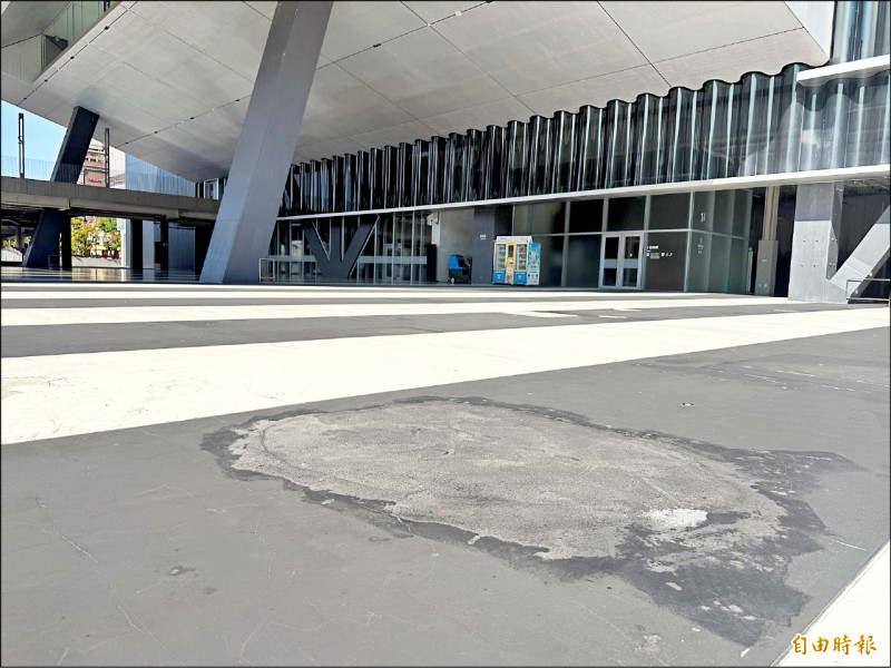北藝廣場坑洞補丁400處 民怨雨天易打滑