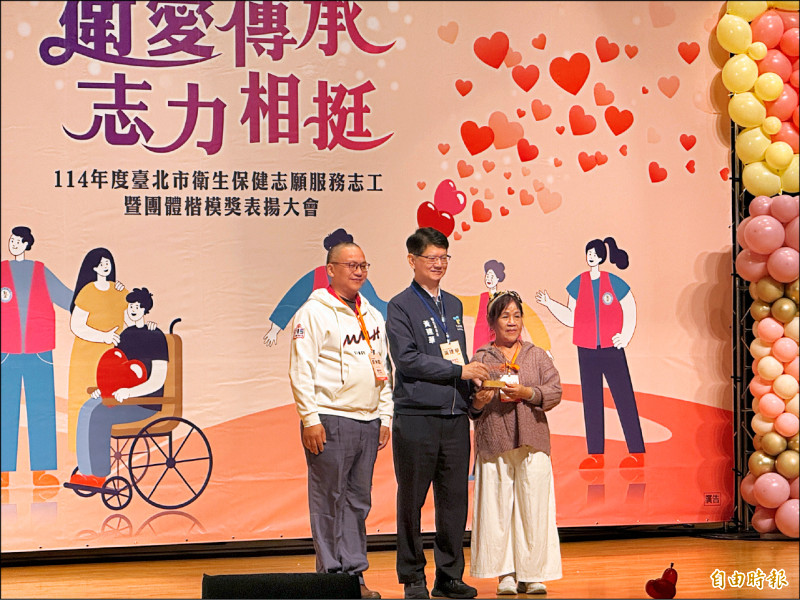《北市表揚衛保志工》同醫院當志工 母子檔服務逾23年