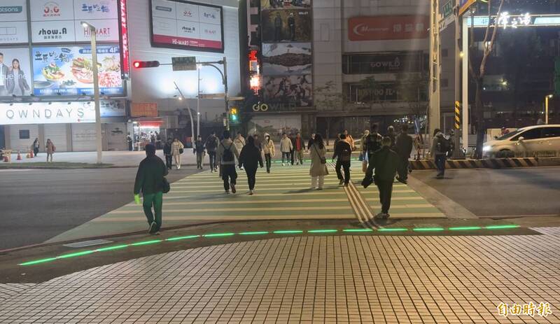 跟進新北? 北市議員要求試辦「行人地面警示燈」 交通局允評估