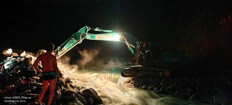 宜蘭泡湯秘境芃芃野溪溫泉被剷平 怪手司機還與遊客起爭執