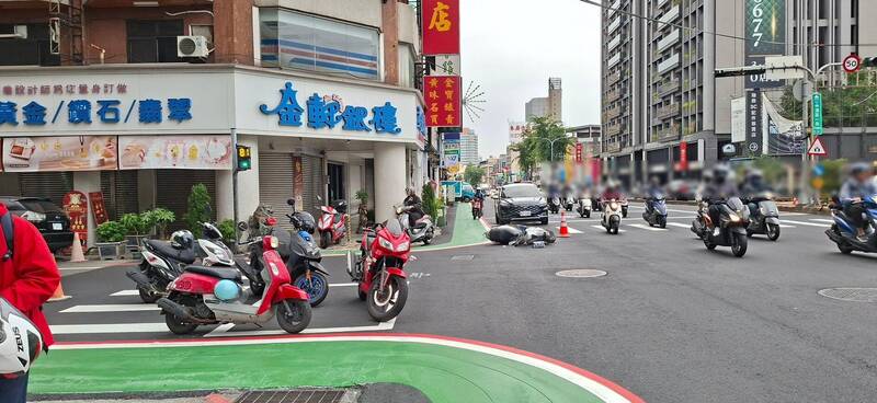 發生5輛機車連環事故的路口。（民眾提供）