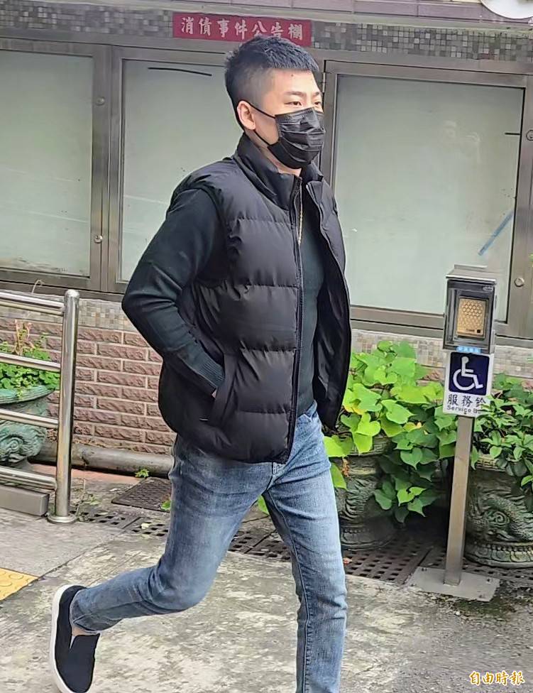 四海帮堂主陈子俊涉帮王大陆和阙沐轩非法取得个资。（记者王定传摄）