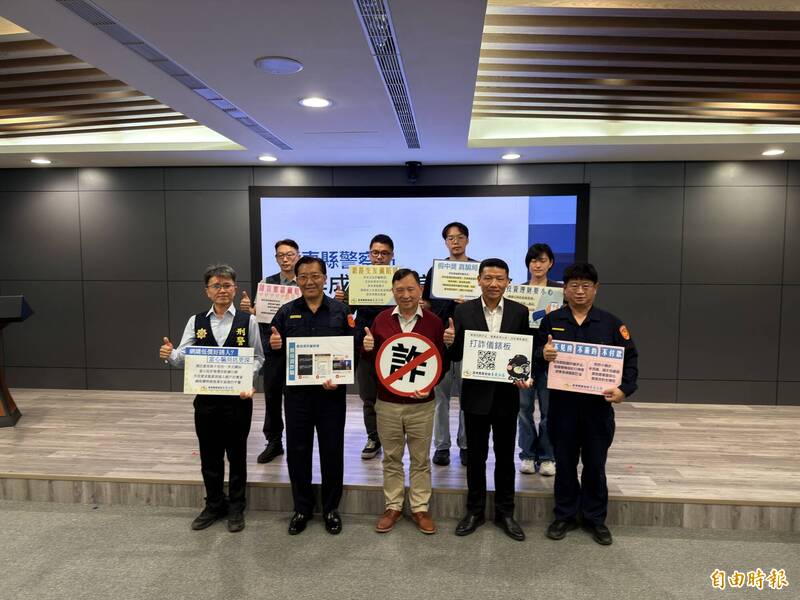 台东警方近来破获诈骗案时，查获装设在许多县市的无人交换机。（记者刘人玮摄）