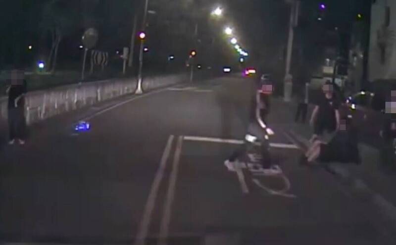 救护车赶抵时，还有部分爆发冲突的人尚未离去。（记者周敏鸿翻摄）