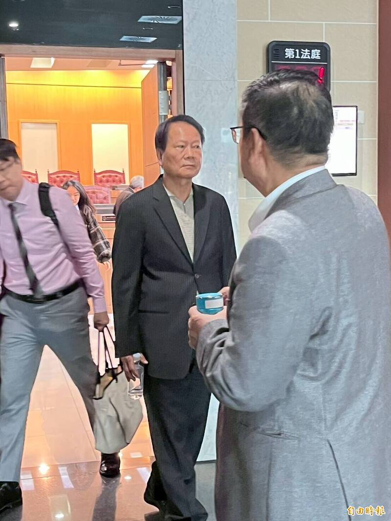 新竹县长杨文科（右）说丰邑在竹北天坑不断期间是「大建商」、「姿态很高」，高层都不出来让他很气愤；丰邑机构董事长刘树居（中）等则有辩护人说，丰邑认为「民不与官斗」。（记者黄美珠摄）