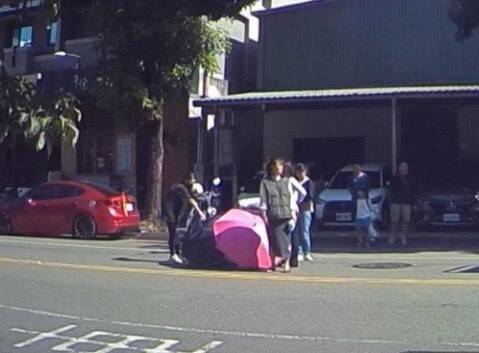 2名女骑士险碰撞其中1人吓得自摔。（民众提供）