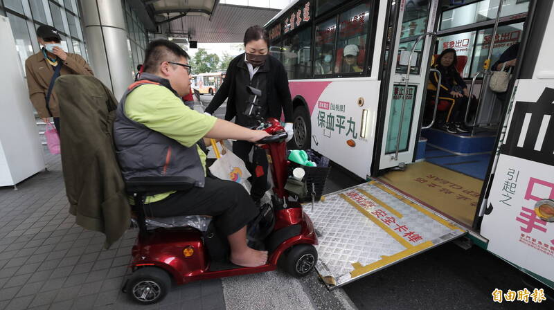 漸凍人電動代步車搭公車遭拒載 淡水客運:召回駕駛做教育訓練