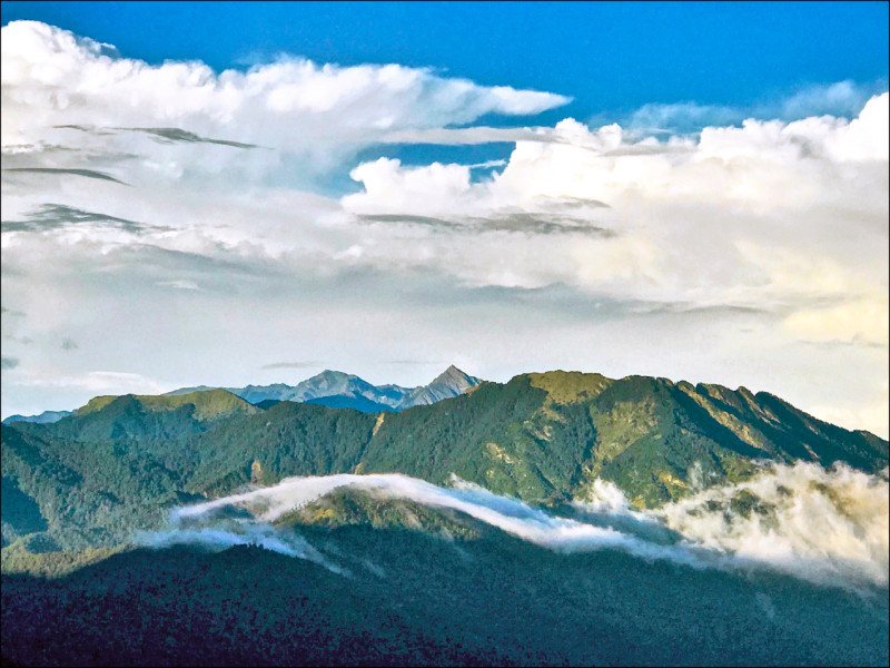 合歡山雲瀑 美翻了