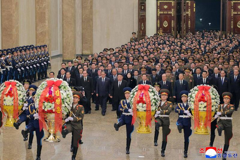 畫面曝!金正恩參拜錦繡山太陽宮 紀念金正日逝世14週年