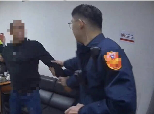 嫌結帳慢竟抓狂!球棒砸超商、追殺到急診室還嗆警 惡男下場出爐