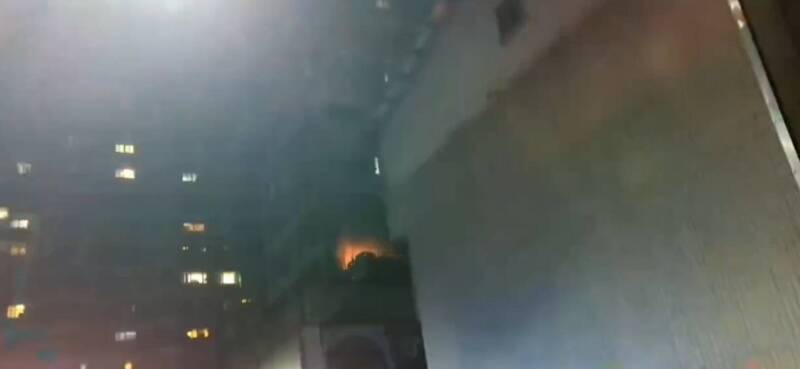 新北市汐止區福德一路凱旋大地社區4樓住戶，昨天深夜發生火警，消防隊員趕抵發現起火點位於陽台，不斷有火光竄出，迅速滅火，無人受傷。（記者林嘉東翻攝）