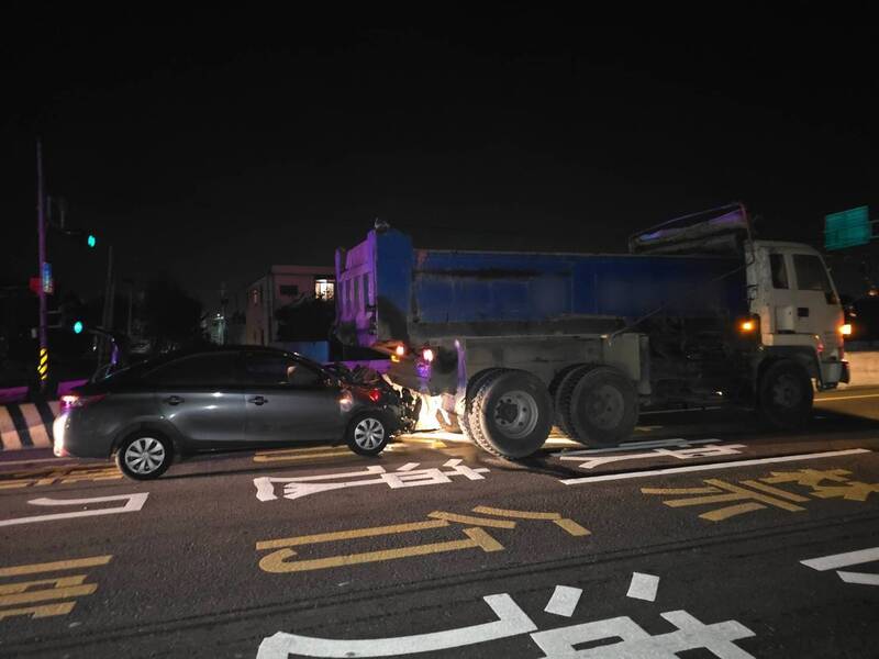 老翁開車下班猛撞前方大貨車 車頭全毀