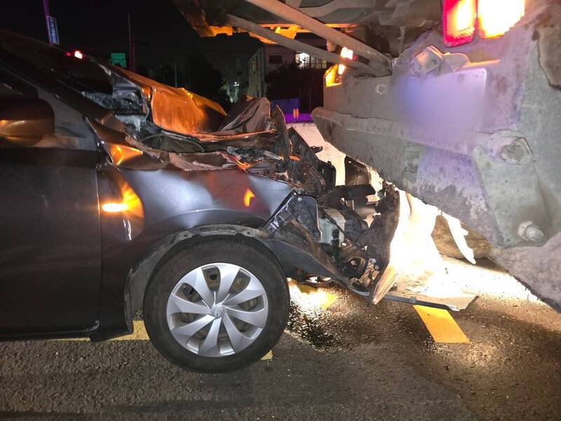 老翁開車下班猛撞前方大貨車。（民眾提供）