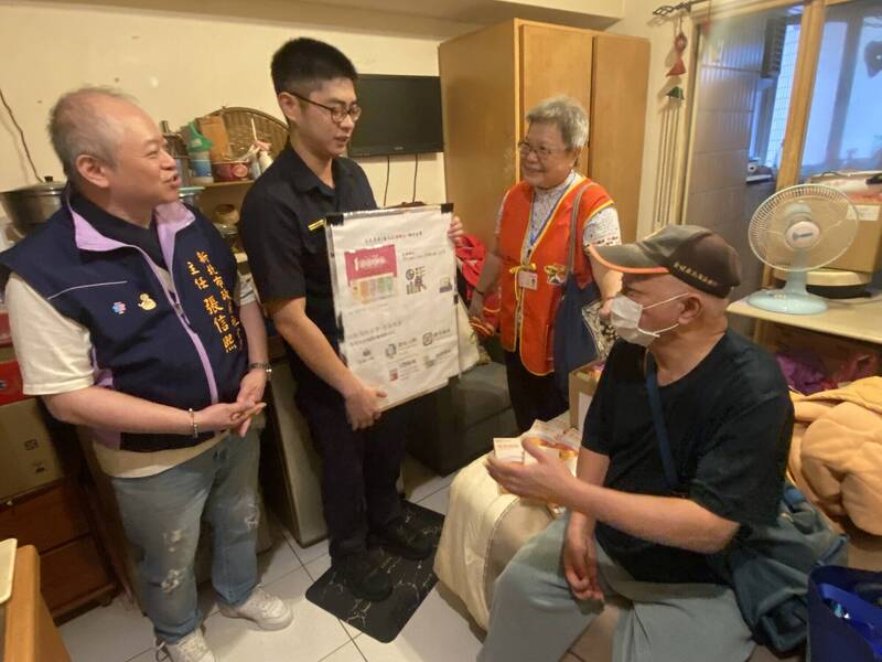 新北市社会局社福中心日前携手警方到独居长辈家中，宣导防诈。（新北市社会局提供）