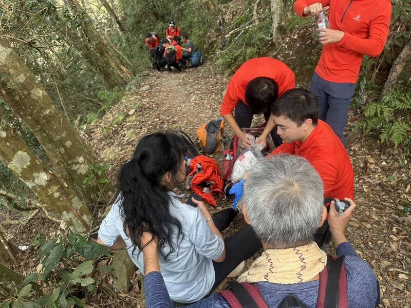不到3週第3起!馬崙山又見登山客遭虎頭蜂螫咬 消防急救援