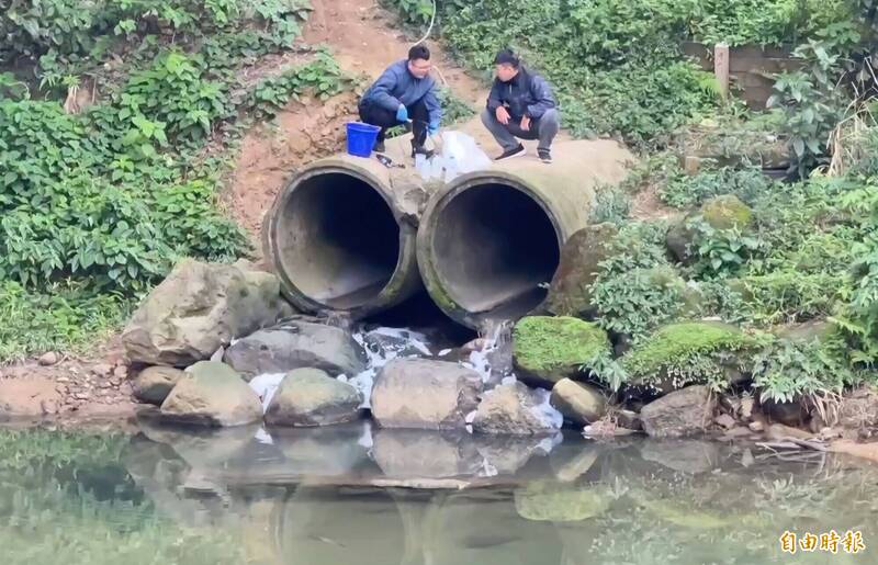 基隆暖暖溪白色泡沫查無油污及重金屬 疑社區消防設備破漏