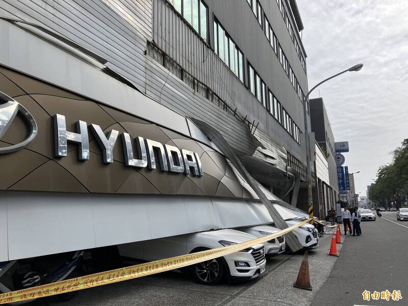 高雄進口車商門市巨型招牌突掉落 砸中停放整排9部汽機車